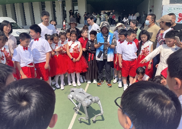 “科普大篷車”攜手“科學(xué)實驗秀”助力科技節(jié)