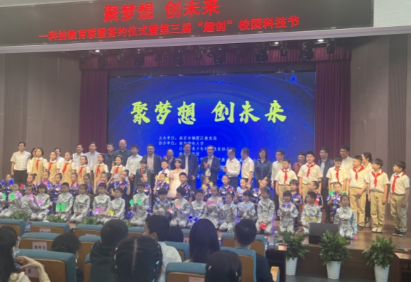 “科普大篷車”攜手“科學(xué)實驗秀”助力科技節(jié)