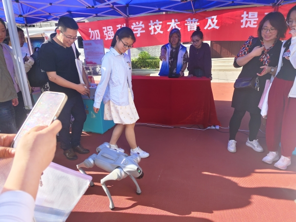 南京科技館大篷車走進(jìn)南京一中，點(diǎn)燃學(xué)生創(chuàng)新熱情！