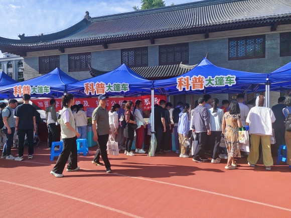 南京科技館大篷車走進(jìn)南京一中，點(diǎn)燃學(xué)生創(chuàng)新熱情！