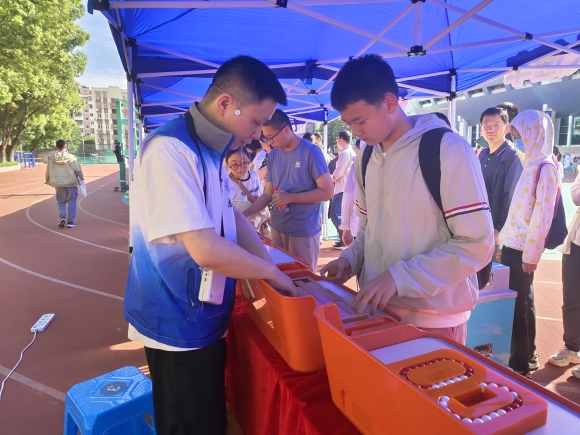 南京科技館大篷車走進(jìn)南京一中，點(diǎn)燃學(xué)生創(chuàng)新熱情！