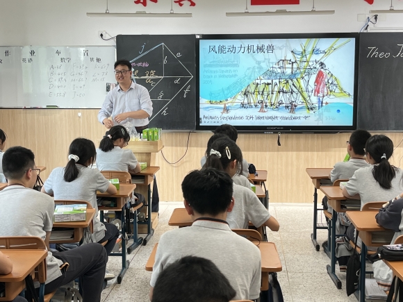 南京科技館走進軟件谷中學(xué)助力 “科技向未來 巾幗護夢行”活動