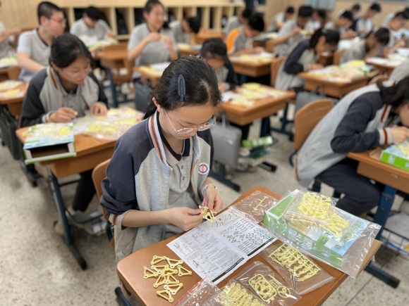 南京科技館走進軟件谷中學(xué)助力 “科技向未來 巾幗護夢行”活動
