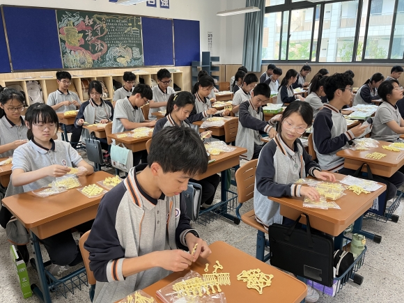 南京科技館走進軟件谷中學(xué)助力 “科技向未來 巾幗護夢行”活動