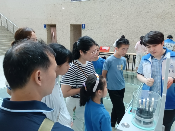 科普大篷車(chē)走進(jìn)南京圖書(shū)館助力“閱”享南圖“暑”我精彩科普周