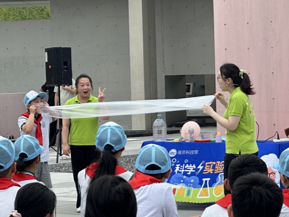 “尊崇憲法 逐夢科技” ——南京科技館助力南京市中小學生普法和科技夏令營成功啟動