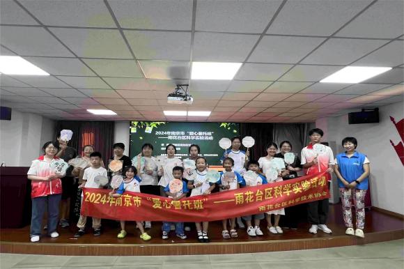 漂漆團(tuán)扇課程走進(jìn)雨花臺區(qū)“愛心暑托班”