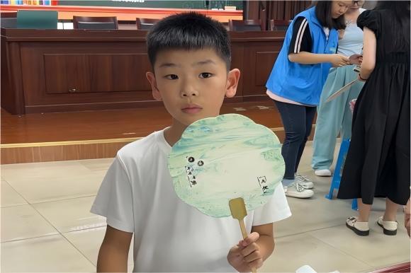 漂漆團(tuán)扇課程走進(jìn)雨花臺區(qū)“愛心暑托班”