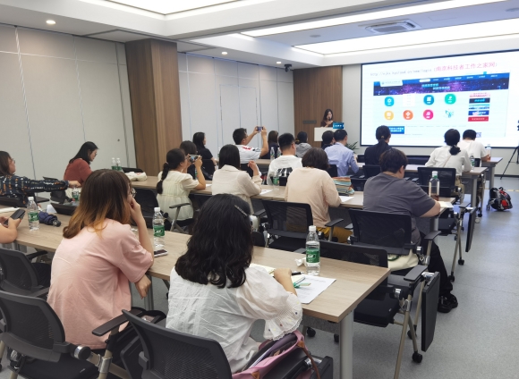 南京市青少年科學(xué)教育研討會暨南京市第三十屆中小學(xué)師生科技創(chuàng)新大賽第一期培訓(xùn)班順利舉辦