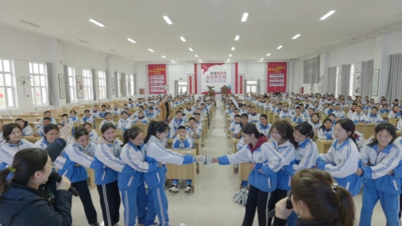 南京科技館助力“蘇韻伊情 青苗筑夢”之科普行活動走進(jìn)新疆伊犁察縣校園