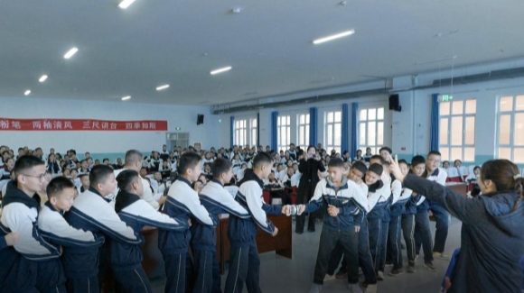 南京科技館助力“蘇韻伊情 青苗筑夢”之科普行活動走進(jìn)新疆伊犁察縣校園