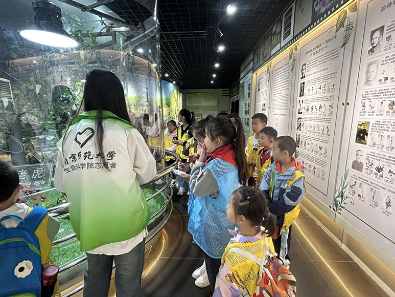 公益活動——小科游學(xué)記走進(jìn)南師大珍稀動植物標(biāo)本館：探索自然奧秘之旅