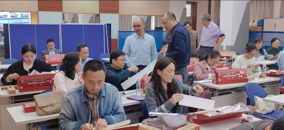 南京市第三十屆中小學(xué)師生科技創(chuàng)新大賽系列活動之科學(xué)教育交流分享會曁2024年秦淮區(qū)科技輔導(dǎo)員技能培訓(xùn)成功舉辦