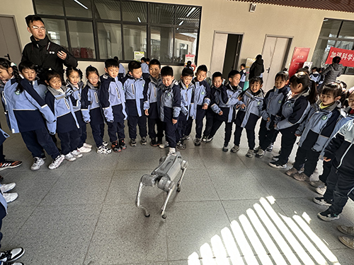 南京科技館“科普大篷車”駛?cè)肽暇┦袨I江新城學校