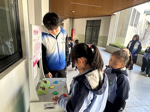 南京科技館“科普大篷車”駛?cè)肽暇┦袨I江新城學校