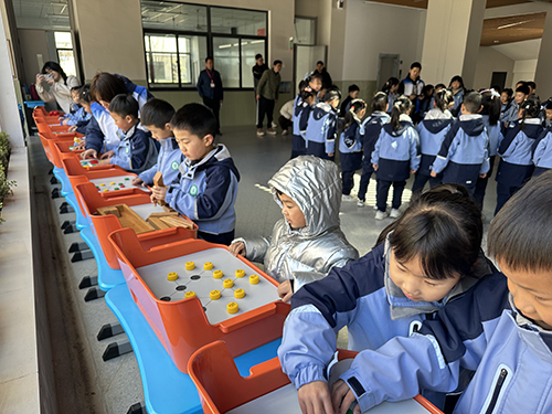 南京科技館“科普大篷車”駛?cè)肽暇┦袨I江新城學校