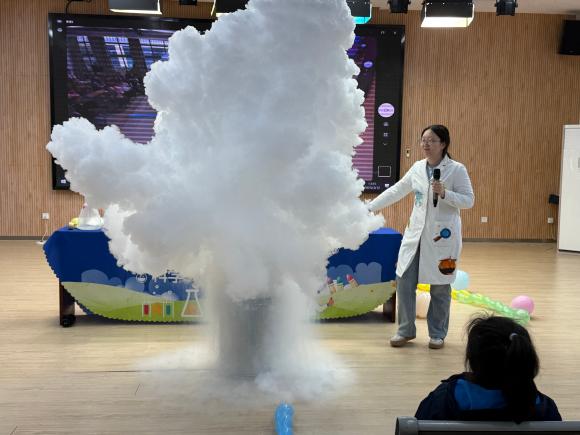 科學實驗秀點燃探索熱情，課后服務(wù)助力落實“雙減”