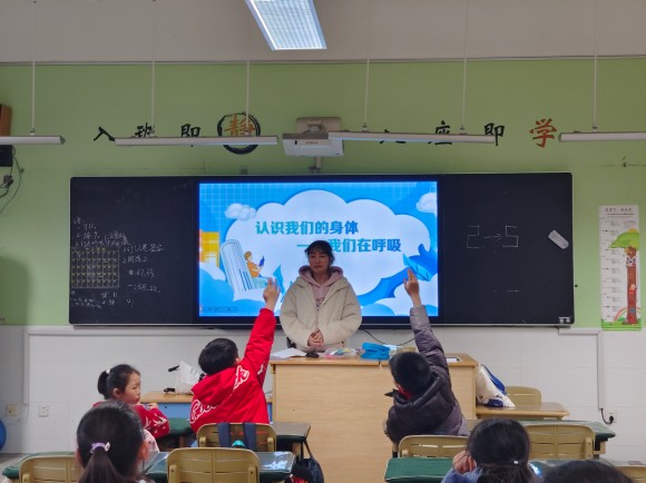 科學實驗秀點燃探索熱情，課后服務(wù)助力落實“雙減”