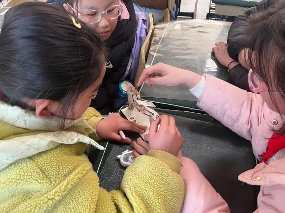 科學實驗秀點燃探索熱情，課后服務(wù)助力落實“雙減”