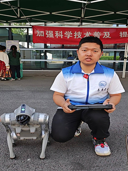 科普大篷車五一假期火爆 機(jī)器狗表演圈粉小朋友