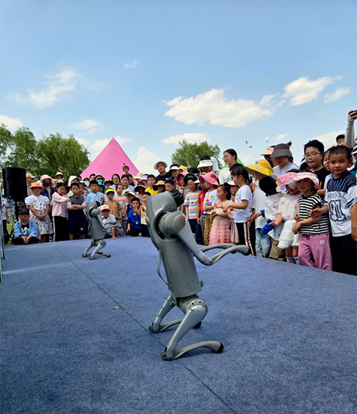 科普大篷車五一假期火爆 機(jī)器狗表演圈粉小朋友