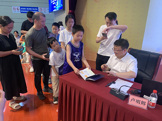 南京科技館上演“光的十層解密”：院士專家科普基層行 點(diǎn)亮科學(xué)之光