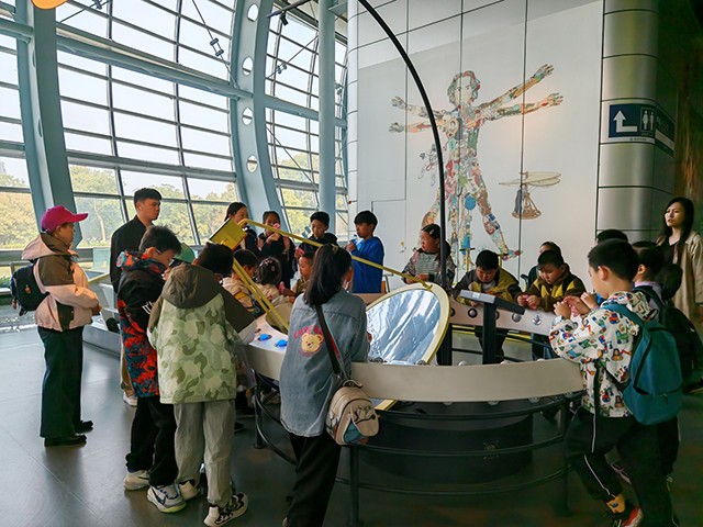 科技探索啟智慧，創(chuàng)想未來助成長