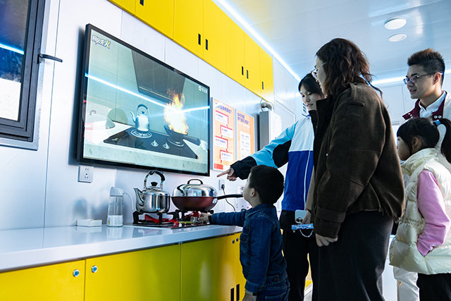 南京消防宣傳月活動精彩啟幕 互動體驗引領市民“零距離”學安全