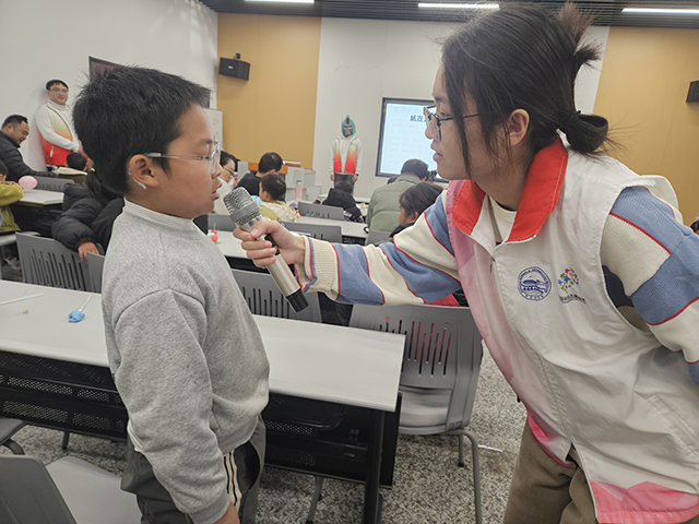 趣味科普燃動冬日 南京科技館親子沉浸式玩轉(zhuǎn)科學(xué)