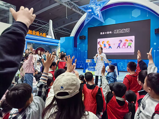 人氣爆棚！首日 1.3 萬(wàn)人次打卡南京科技館 解鎖春假 “科技遛娃” 新方式