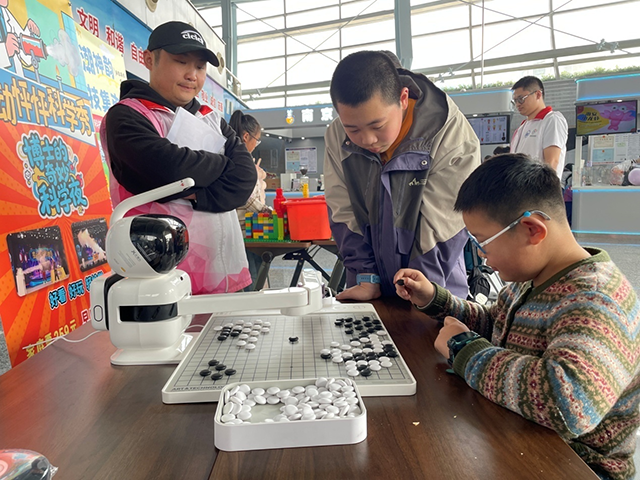 人氣爆棚！首日 1.3 萬(wàn)人次打卡南京科技館 解鎖春假 “科技遛娃” 新方式